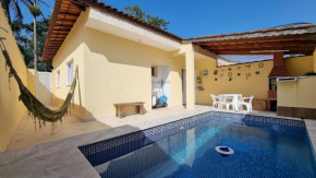 Casa em condomínio com piscina e churrasqueira privativa, Wi-Fi, 350mts mar